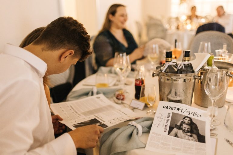 Gazeta na weselu. Jak podarować ją gościom?