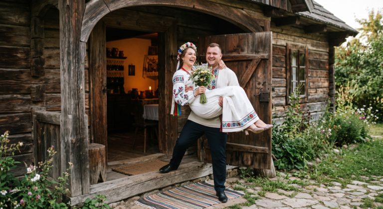 Przenoszenie panny młodej przez próg – słowiański lifehack na demony i fochy przodków
